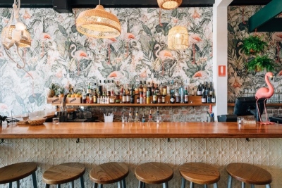 Queen Vee's Restaurant and Bar - Great location (NS1925) 